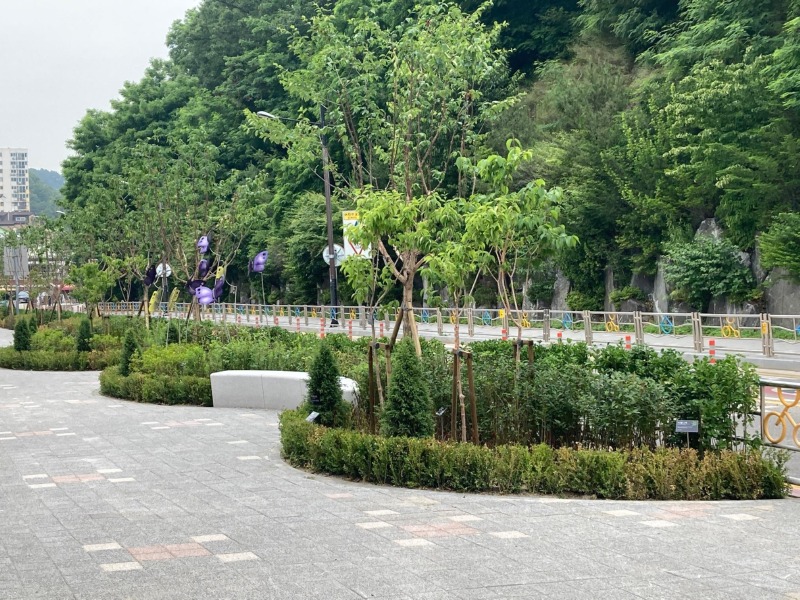 사본 -(사진자료)도시숲+안양시+자녀안심+그린숲+조성사례+(1) (2).jpg