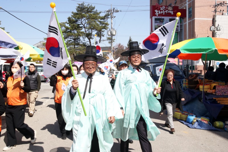 3. 신영재 홍천군수, 홍천기미만세운동 기념행사 참석(포토뉴스)20240401 기미만세운동 기념행사 077 (2) (1).jpg