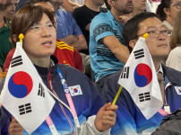 장미란 차관 여자 핸드볼 예선경기 응원 01.jpg