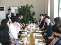 (2)_김대중_전남교육감-MZ세대_직원_대화.jpg