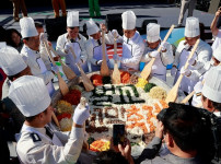 2023.벌교 꼬막축제_ 대형 꼬막 비빔밥을 비비고 있다.JPG